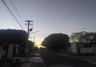 Nascer do sol na manhã desta quinta-feira em Dourados (Foto: Helio de Freitas)