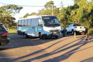 Militares foram levados para a sede do Gaeco em um ônibus da Polícia Militar (Foto: Kísie Ainoã)