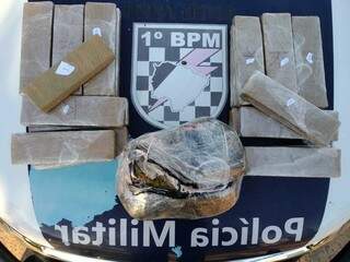 Tabletes de maconha encontrados com o garoto. (Foto: Polícia Militar) 