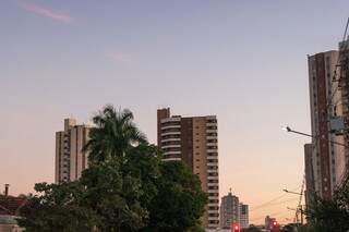 Em Campo Grande, o dia amanheceu ventando com temperatura de 15.6ºC, por volta das 6h (Foto: Henrique kawaminami)
