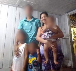 Venezuelana, de 27 anos, em foto ao lado de familiares; morte por covid-19 foi confirmada pela SES (Foto: Direto das Ruas)