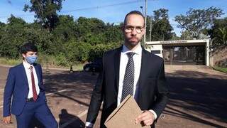 Tiago Bunning Mendes, advogado de tenente-coronel, na saída do Gaeco (Foto: Geisy Garnes)