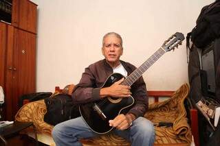 Vandir Barreto é músico e pede ajuda para sobreviver em Campo Grande. (Foto: Marcos Maluf)