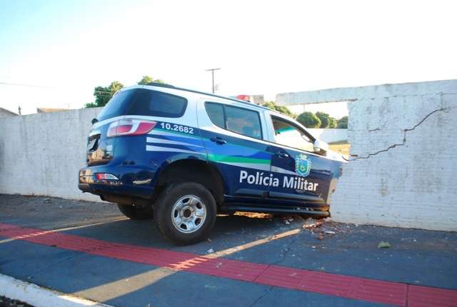 Ao perseguir carro suspeito, viatura da PM derruba o muro de cemit&eacute;rio