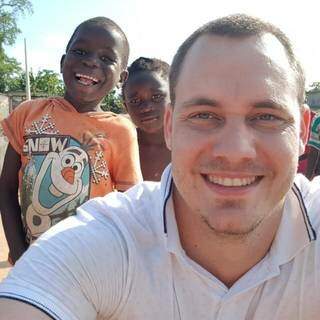 Bruno com crianças ao fundo no Morro do Tchizo, na Província de Cabinda, ao norte da Angola. (Foto: Arquivo Pessoal)