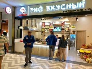 Quiosque de comida rápida no Shopping Vegas Kashirskoe, em Moscou, onde provei o sabor do Phó, prato tradicional do Vietnã (Foto: Paulo Nonato de Souza)