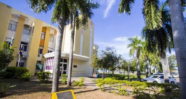 Ap&oacute;s gastar R$ 3 milh&otilde;es com comissionados, prefeitura entra na mira do MPE