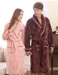 Roupão casal na cor rosa e marrom. (Foto: Shopee)