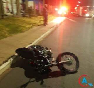 Adolescente morre ap&oacute;s motocicleta subir em canteiro e bater em &aacute;rvore 