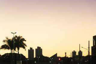Dia amanhecendo na capital sul-mato-grossense com tempo fresquinho e ventando (Foto: Henrique Kawaminami)