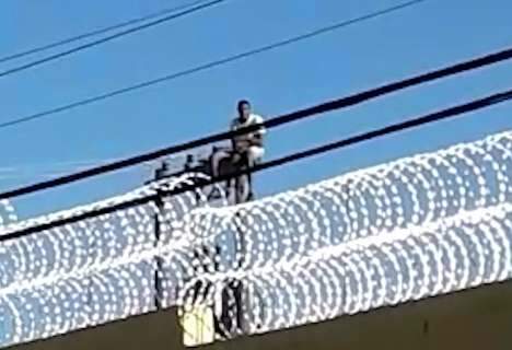Presidi&aacute;rio tenta fugir, sobe em rede de energia el&eacute;trica e fica preso no poste