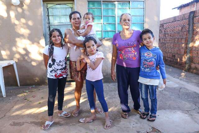 Em casa com 8 pessoas, sal&aacute;rio m&iacute;nimo da av&oacute; faz &ldquo;milagre&rdquo; durante pandemia