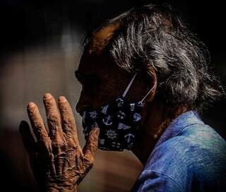 Idoso usa máscara para se proteger em Campo Grande, cidade com um dos menores índices de isolamento em MS (Foto: Marcos Maluf/Arquivo)