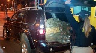 Maconha e skunk estavam armazenados em carro com placas adulteradas. (Foto: Divulgação/PRF)