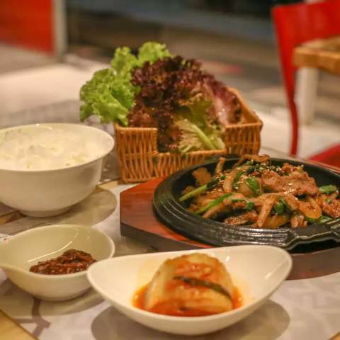 Irm&atilde;s abrem restaurante para servir a pouco conhecida comida coreana