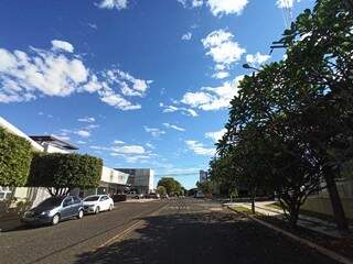 Tarde de sol e poucas nuven, em Campo Grande, neste sábado (Foto: Kísie Ainoã)