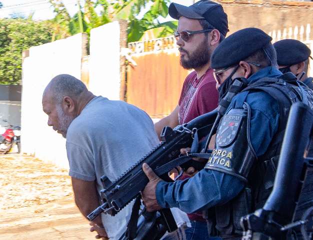 Defesa entrega &agrave; pol&iacute;cia cal&ccedil;as de &quot;Pedreiro Assassino&quot; para exames de DNA