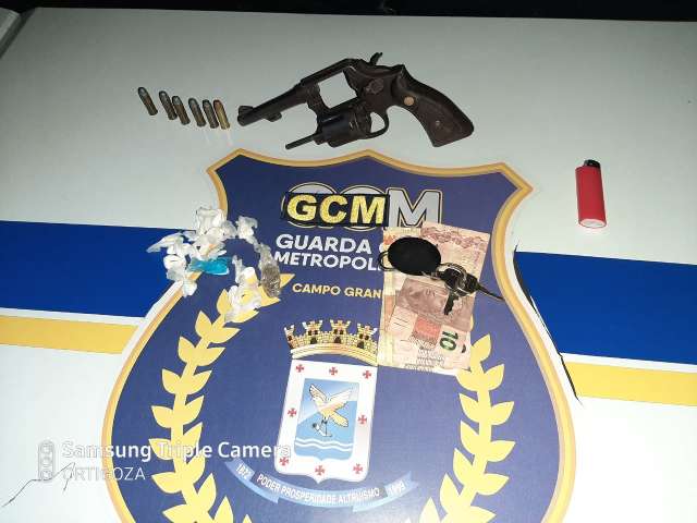 Adolescente &eacute; apreendido com arma e por&ccedil;&otilde;es de coca&iacute;na durante toque de recolher