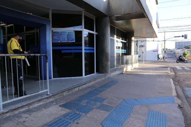 Trabalhador madruga, mas plant&atilde;o do saque emergencial come&ccedil;a sem fila
