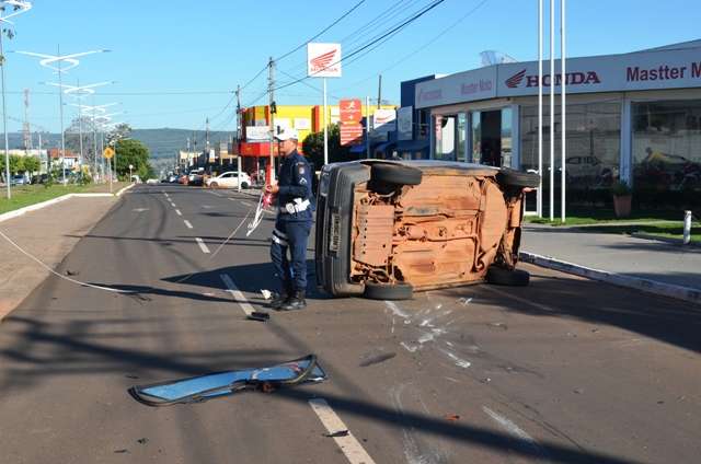 Motorista invade preferencial e carro capota ap&oacute;s colis&atilde;o em cruzamento 