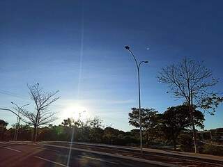 Céu azul e sol brilhando traz cenário que já vai embora de Campo Grande nos próximos dias (Foto: Kisie Ainoã)