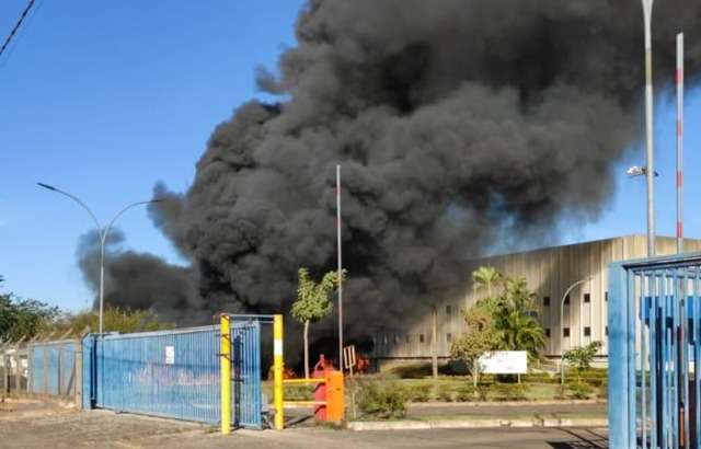 Inc&ecirc;ndio em galp&atilde;o de f&aacute;brica de tecidos mobiliza Corpo de Bombeiros