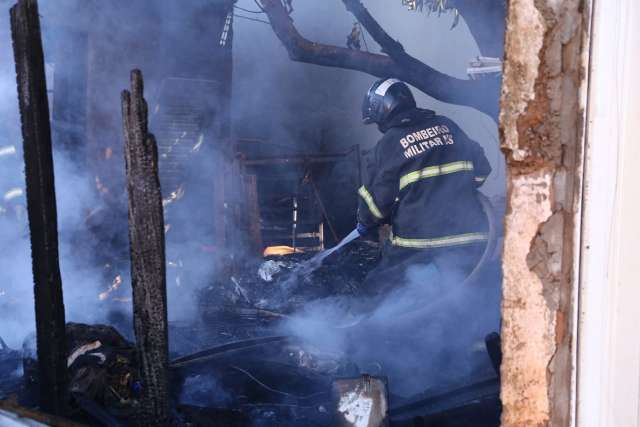 Inc&ecirc;ndio em quintal de resid&ecirc;ncia destr&oacute;i sacos de materiais recicl&aacute;veis 
