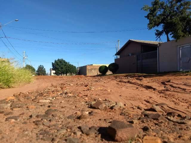 Com pai viajando e filho trabalhando, ladr&atilde;o furta Cherokee, tv e roupas