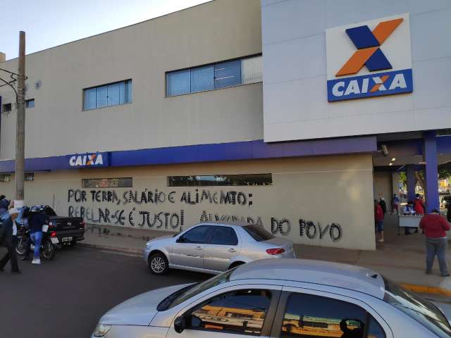 Ag&ecirc;ncia da Caixa e moinho s&atilde;o pichados com &ldquo;rebelar-se &eacute; justo&rdquo;
