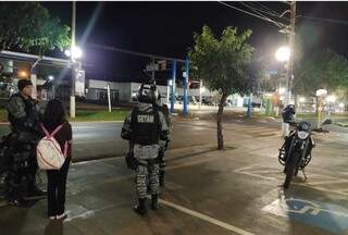 Militares encontraram a criança na Avenida Marcelino Pires, na região central da cidade. (Foto: Direto das Ruas)
