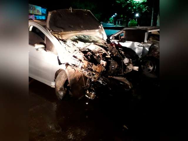 Carro &eacute; estra&ccedil;alhado em colis&atilde;o com ve&iacute;culo parado durante madrugada