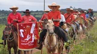 Cavaleiros levando a bandeira do Divino Espírito Santo para fazer os convites nas fazendas (Foto: Arquivo Pessoal)