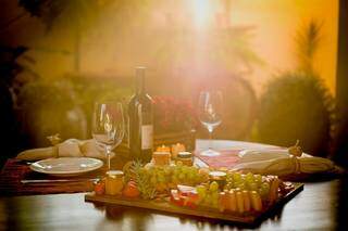 Mesa completa com frutas, taças e vinho para perfeito para o momento a dois. (Foto: Wilson Jr Fotografia)