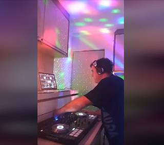 André Ruiz se apresentando como DJ durante uma live que fez. (Foto: Reprodução/Facebook)