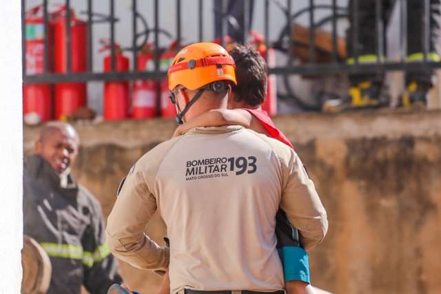 Bombeiros resgatam duas crian&ccedil;as de inc&ecirc;ndio em apartamento de residencial