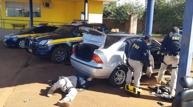 PRF encontra 131 quilos de maconha e skunk no assoalho de carro parado na BR-163
