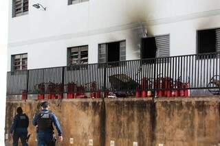 Janelas de apartamento foram danficadas pelo calor do fogo (Foto: Marcos Maluf) 