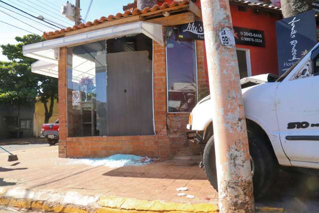 Motorista tem convuls&atilde;o, invade cal&ccedil;ada e atinge vitrine de floricultura