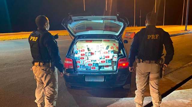 Dupla &quot;fura&quot; bloqueio e abandona carro com 7 mil ma&ccedil;os de cigarros do Paraguai 