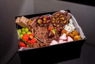 Caixa personalizada com chocolates, marshemelhow, waffer, frutas e outras variedades. (Foto: Murano Buffet)