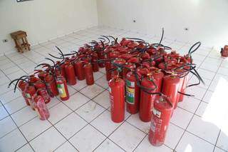 Extintores que foram utilizados por moradores durante incêndio em um dos condôminios (Foto: Marcos Maluf))