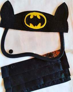 Máscara preta com viseira do Batman. (Foto: Brenda Patelli)