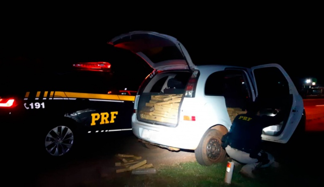 Traficante abandona carro furtado com meia tonelada de maconha 