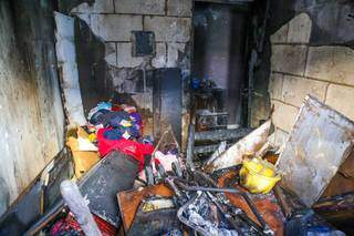 Um dos cômodos do apartamento foi destruído pelo fogo (Foto: Marcos Maluf) 