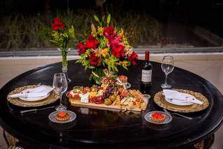 Encomende seu jantar completo, com direito a flores, vinho, taças e tábuas de frios. (Foto: Murano Buffet)