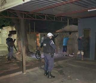 Guardas abordaram pessoas nas ruas durante meia-noite e 5h da manhã (Foto: Divulgação/GCM)