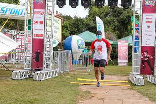 De máscara e sozinho, competidor dá início a corrida em trajeto de 5 quilômetros montado no Parque dos Poderes (Foto: Kísie Ainoã)