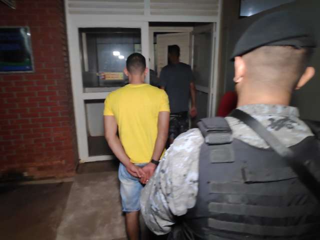 Homem &eacute; abordado na rua e pol&iacute;cia encontra entreposto de droga
