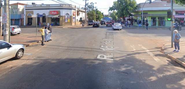 Briga envolvendo moradores de rua termina com um ferido a garrafadas