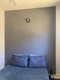 O casal pintou também a parede do quarto com o tom mais escuro, e optou por não pintar a parede toda.